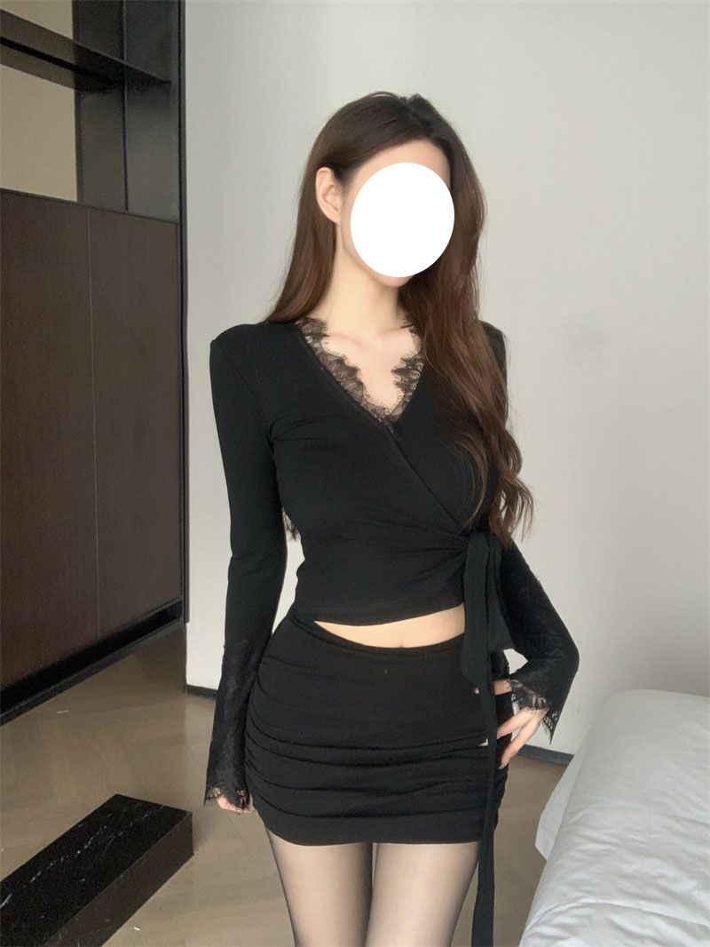 V領蕾絲拼接T恤女秋季新款修身短款黑色長袖打底衫上衣