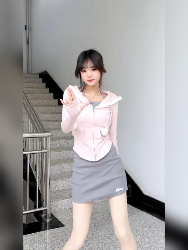 甜美風秋季粉色上衣毛絨邊連帽開衫女+短款修身背心+半身包臀裙