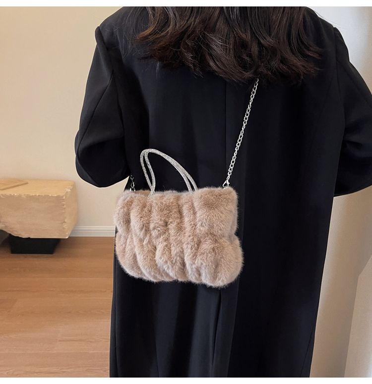 Petite fée occidentalisée d'hiver 2023, avec nuages pliés, sac à bandoulière en peluche et à la mode_voghion.com