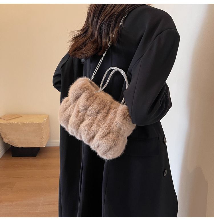 Petite fée occidentalisée d'hiver 2023, avec nuages pliés, sac à bandoulière en peluche et à la mode_voghion.com