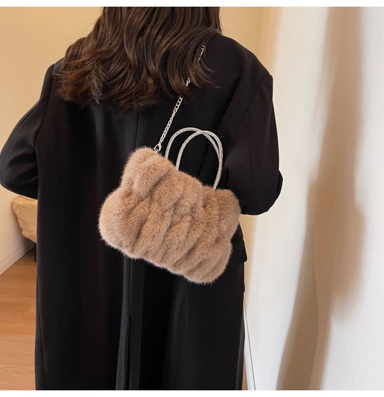 Petite fée occidentalisée d'hiver 2023, avec nuages pliés, sac à bandoulière en peluche et à la mode_voghion.com