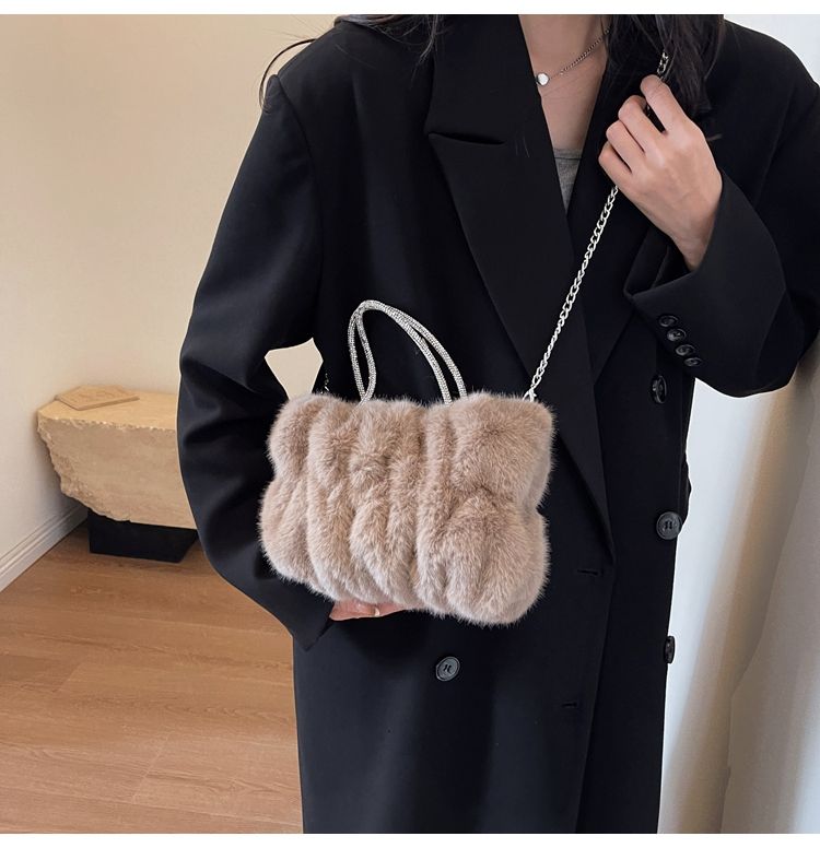 Petite fée occidentalisée d'hiver 2023, avec nuages pliés, sac à bandoulière en peluche et à la mode_voghion.com