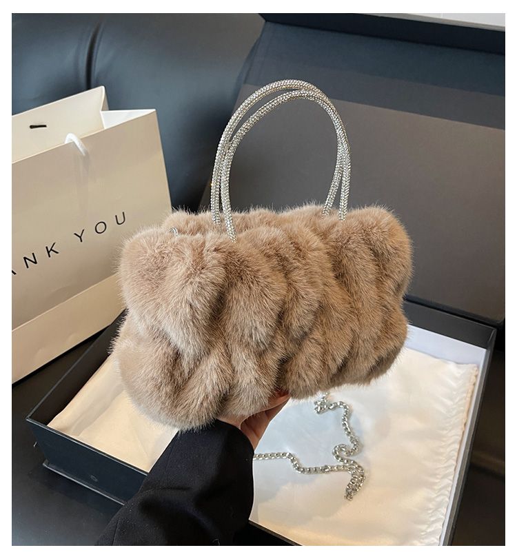 Petite fée occidentalisée d'hiver 2023, avec nuages pliés, sac à bandoulière en peluche et à la mode_voghion.com