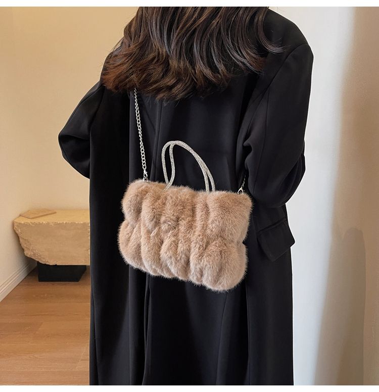Petite fée occidentalisée d'hiver 2023, avec nuages pliés, sac à bandoulière en peluche et à la mode_voghion.com
