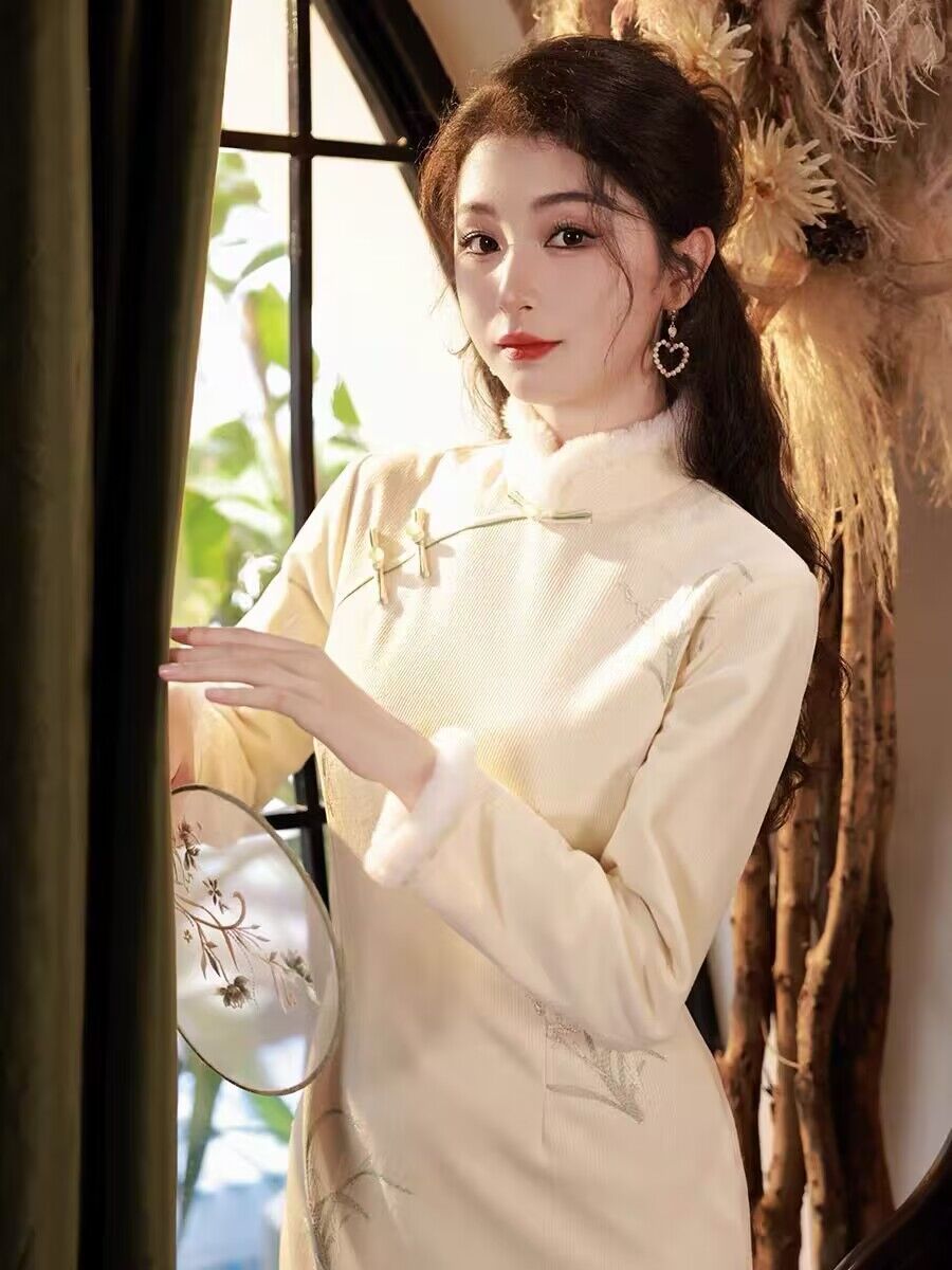 改良旗袍2023新款冬季高端年輕款少女日常可穿米色加絨加厚小個子