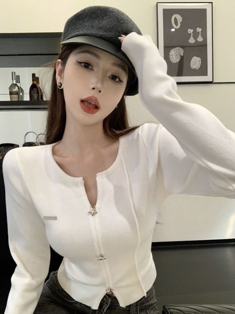 辣妹風星星扣v領修身針織打底衫女秋裝顯瘦內搭套頭毛衣短款上衣
