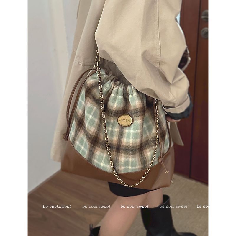 Retro College Style Backpack Women's Autumn and Winter 2023 New Trendy Korean Woolen Large Capacity Bucket Bag