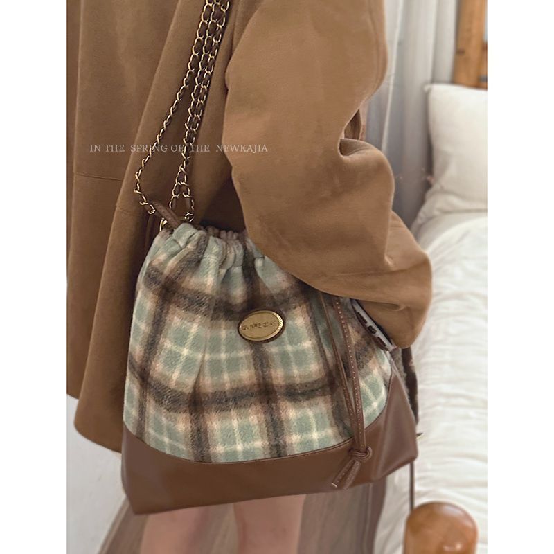 Retro College Style Backpack Women's Autumn and Winter 2023 New Trendy Korean Woolen Large Capacity Bucket Bag