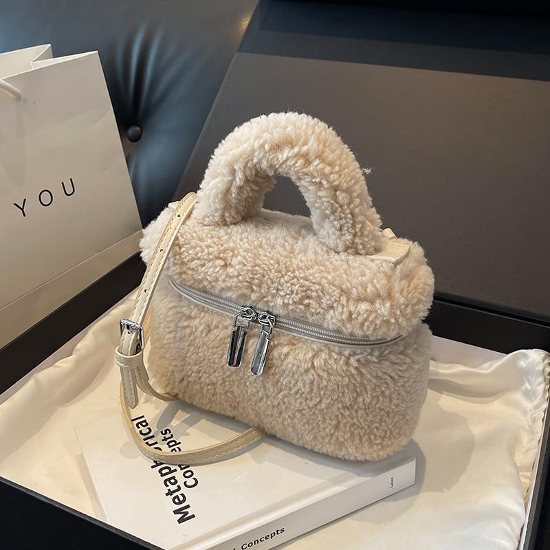 Autumn and winter popular plush velvet bag for women 2023 new popular versatile crossbody bag niche portable plush small square bag