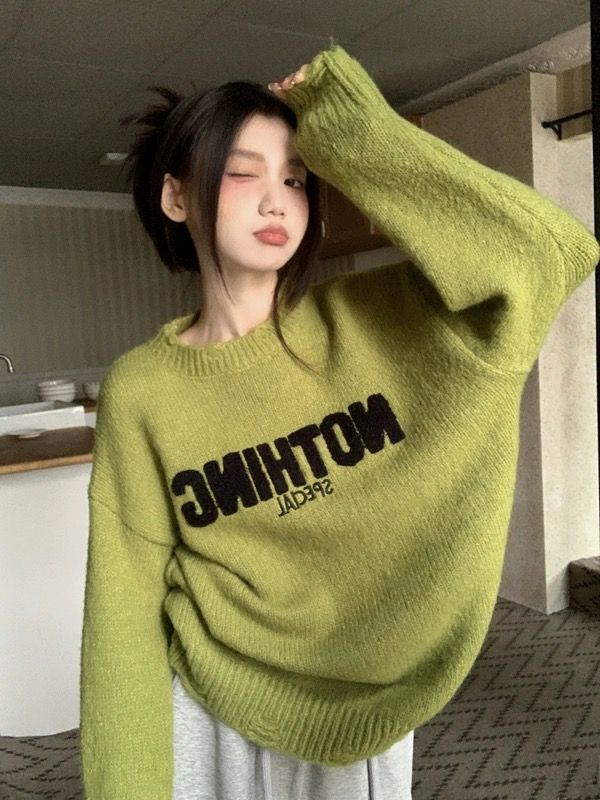 字母刺繡灰色針織毛衣女秋冬2023新款圓領休閒慵懶風寬鬆顯瘦上衣