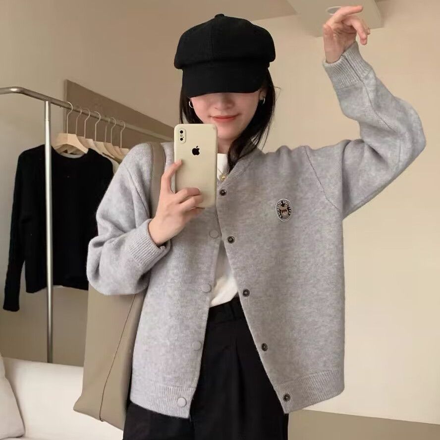 刺繡小熊棒球服毛衣外套女2023秋冬新款圓領百搭休閒針織開衫上衣