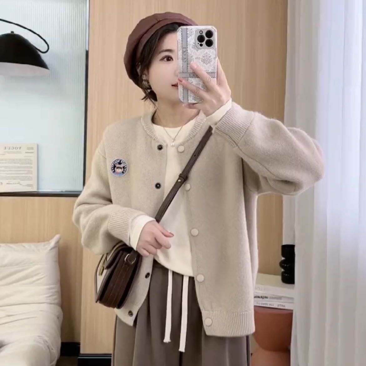 ins圓領純色刺繡小熊毛衣外套女2023新款小眾軟糯慵懶風棒球上衣