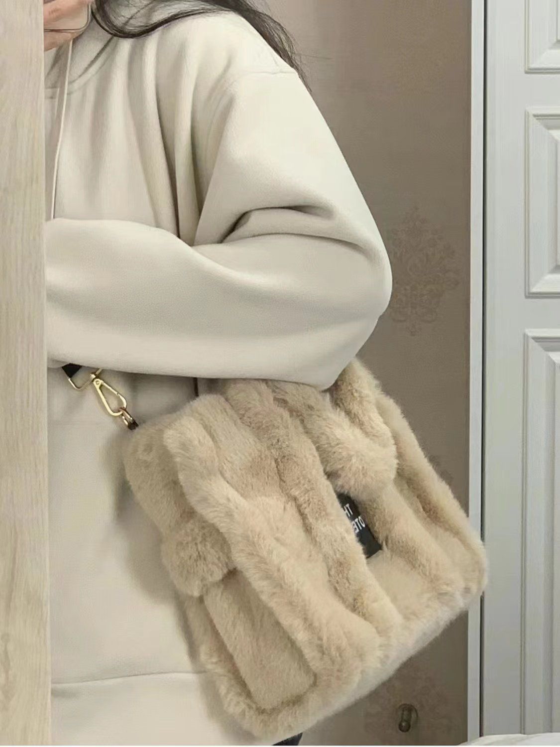  Winter New Cute Furry Handbag Large Capacity Casual Versatile Shopping Commuting Crossbody Tote Plush Bag