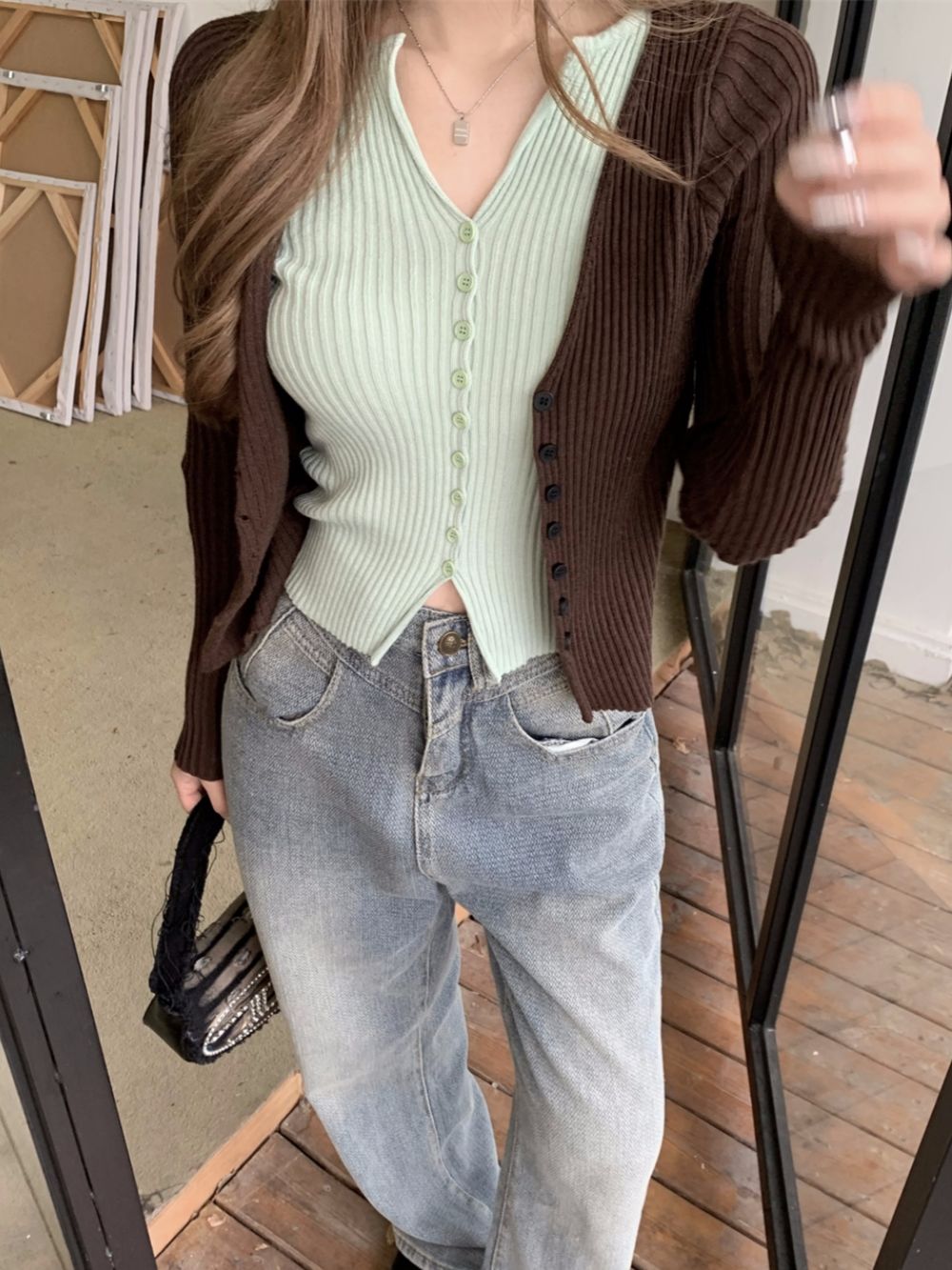 Fake two-piece contrasting color v-neck knitted cardigan for women in autumn and winter, slim-fitting short long-sleeved top, niche bottoming shirt with design