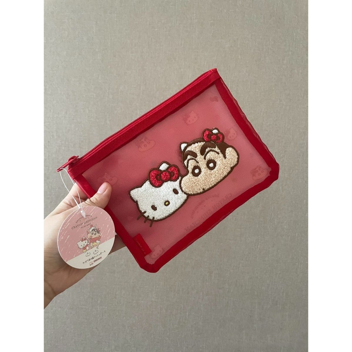 三麗歐HelloKitty蠟筆小新聯名化妝包零錢包網紗pvc拼接收納小包