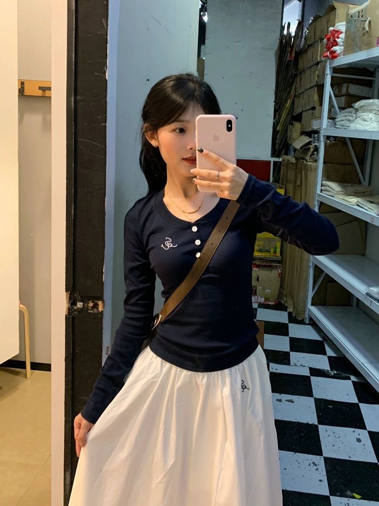 莫代爾V領正肩長袖T恤女秋季新款修身內搭打底衫純欲百搭刺繡上衣