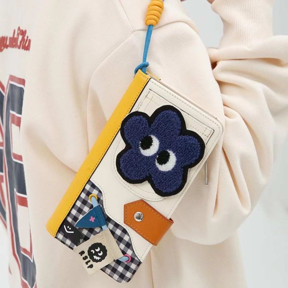2023 new long zippered coin purse with multiple card slots and integrated cute cartoon girl’s heart is funny