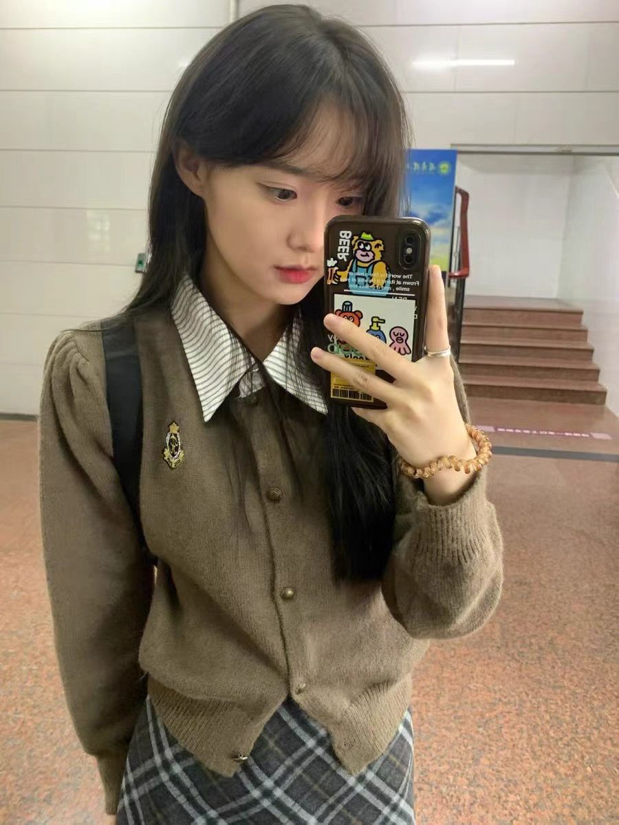 Autumn and winter women's clothing with cardigans and sweaters, Korean version for small people, preppy style, gentle style, street style fake two-piece suit