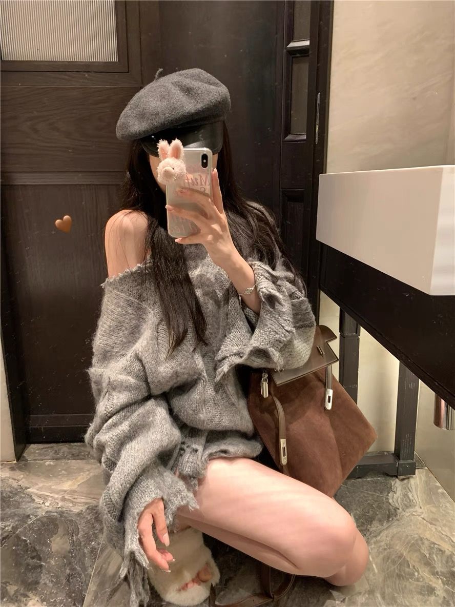 灰色露肩針織毛衣女秋季破洞套頭外套寬鬆長袖慵懶風軟糯上衣外穿