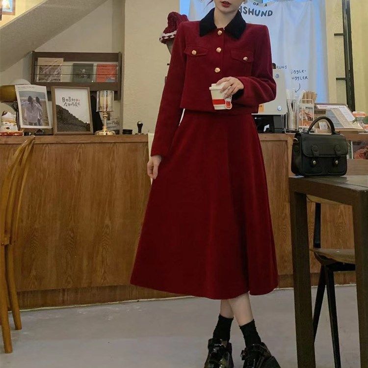 大码法式小香风秋冬两件套大码新款复古赫本风红色连衣裙子套装女