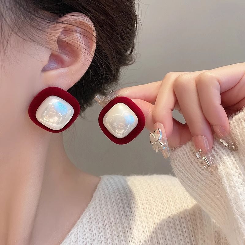 French retro autumn and winter new flocked pearl earrings for women, silver needle exaggerated geometric earrings, light luxury and high-end earrings