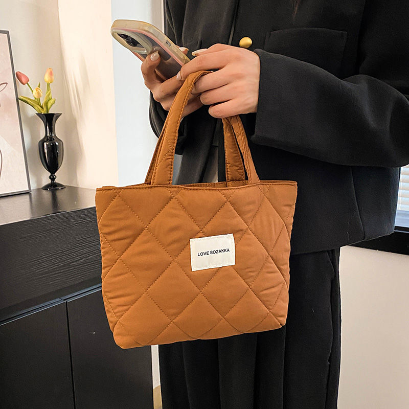 Autumn and winter new quilted rhombus solid color handbags for women, high-looking, portable handbags for going out, lightweight mommy bags