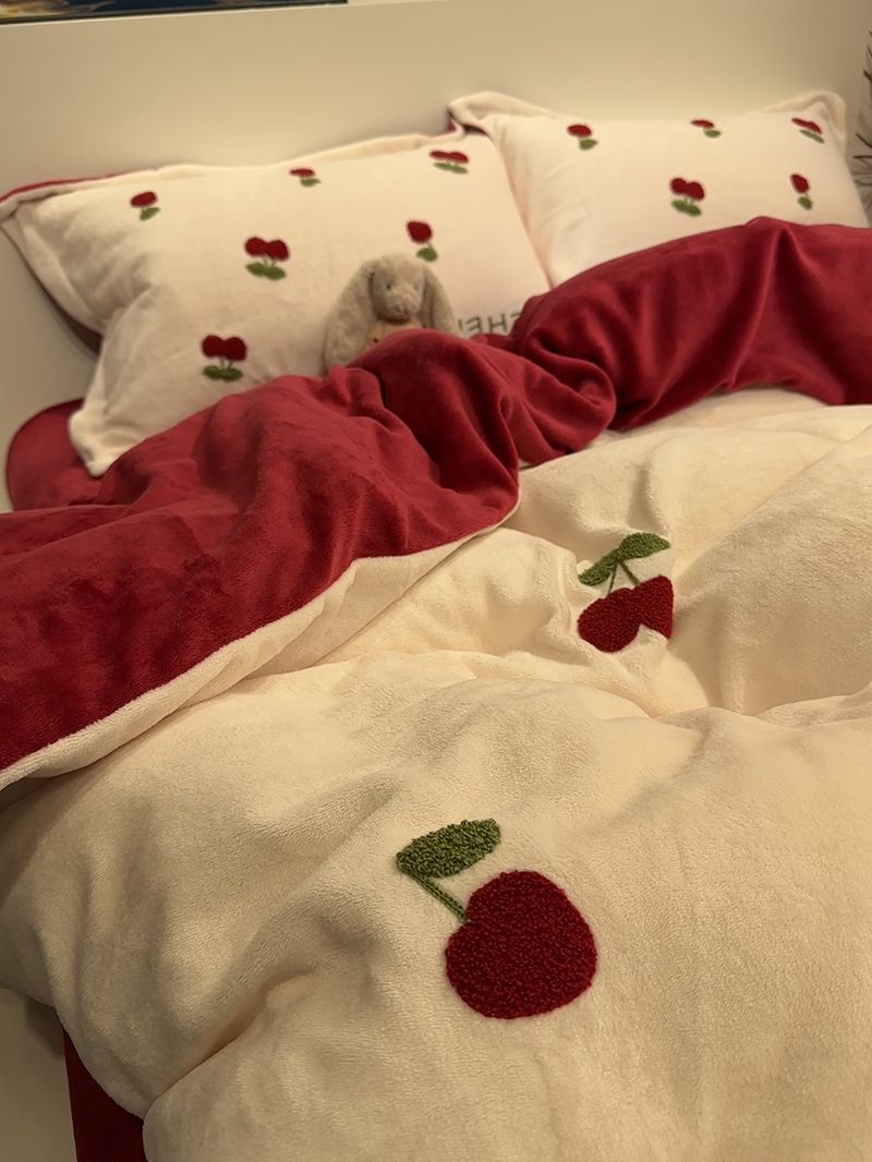 冬季红色小樱桃加厚牛奶绒四件套双面珊瑚法兰绒被套床单笠三件套