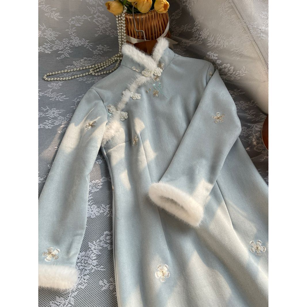 《藍花》鹿皮絨2023年秋冬經典拉鏈改良款刺繡旗袍