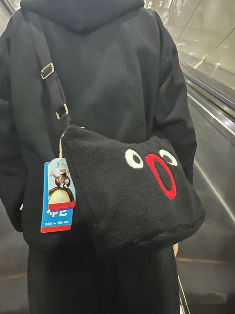 Autumn and winter double-sided plush cute penguin bag large capacity niche bag 2023 new furry shoulder crossbody bag