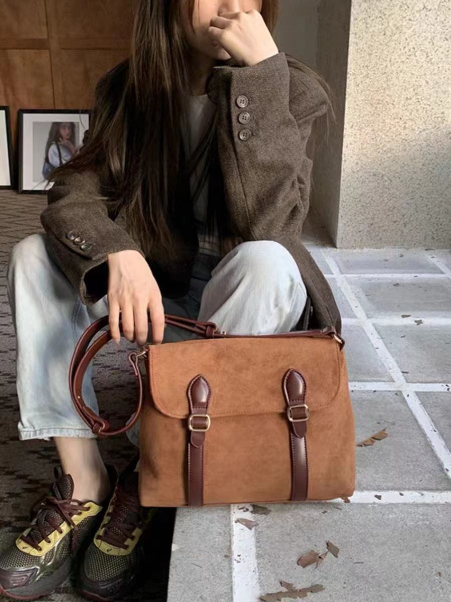 女包2023韓國小眾設計磨砂復古單肩斜跨郵差包秋冬大容量腋下包包