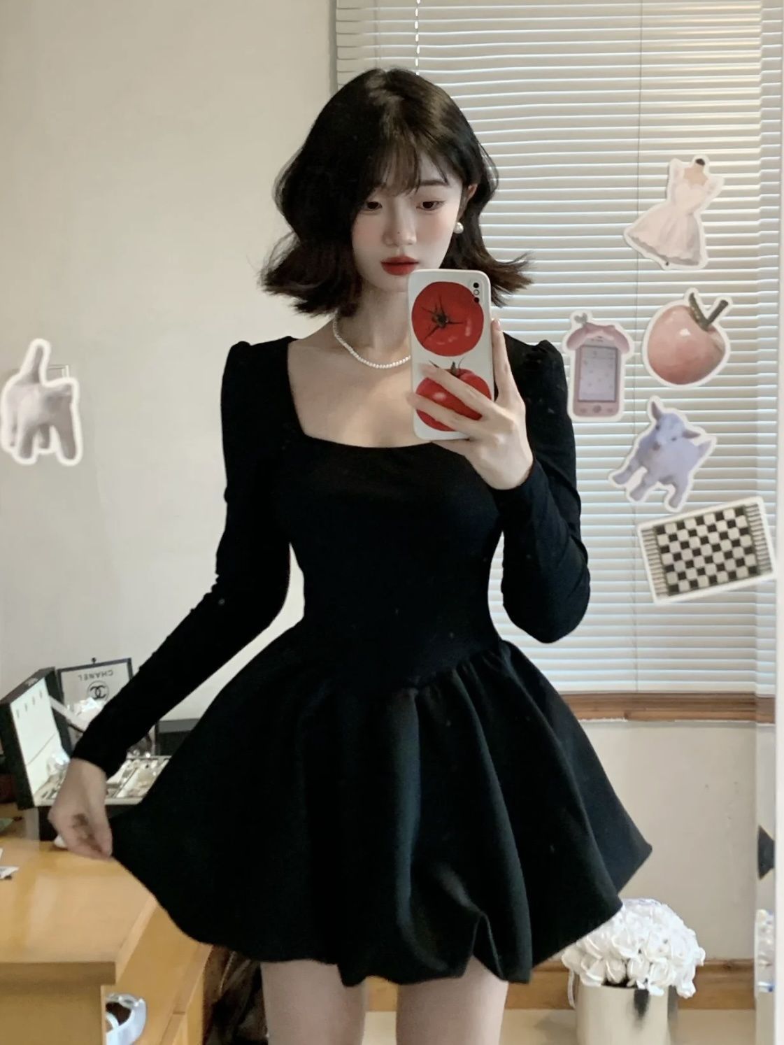 Hepburn style high-end square neck long-sleeved dress for women autumn French waist slimming little black dress short skirt