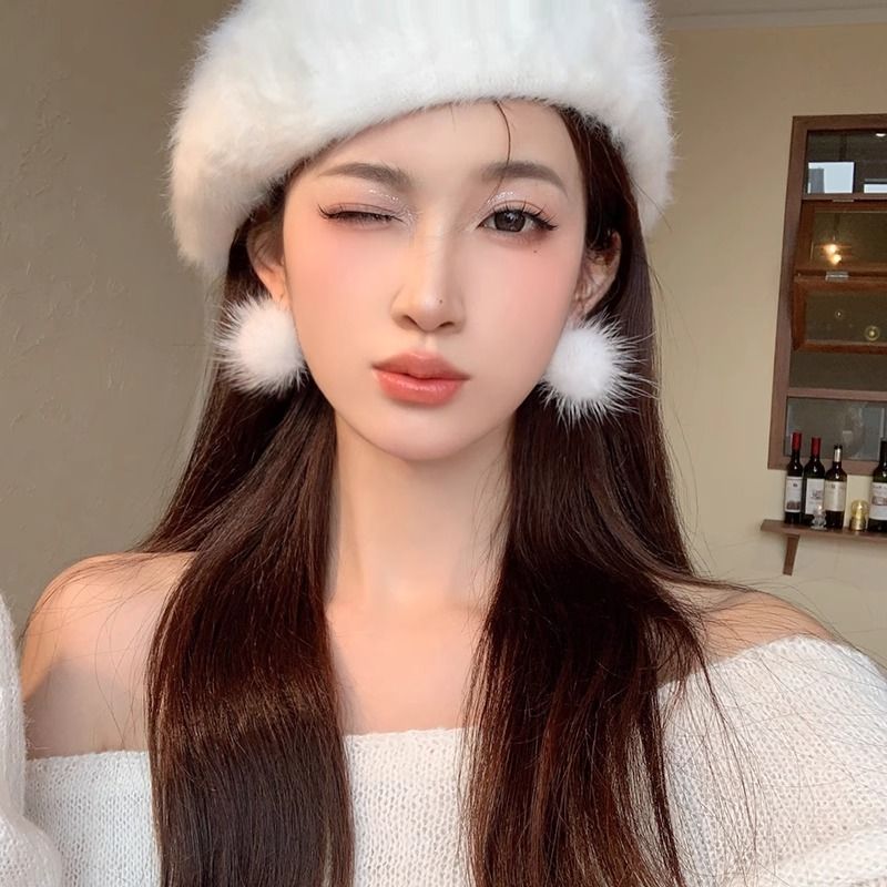 秋冬白色毛絨球球耳環小眾設計溫柔氣質耳釘女高級感耳飾2023新款