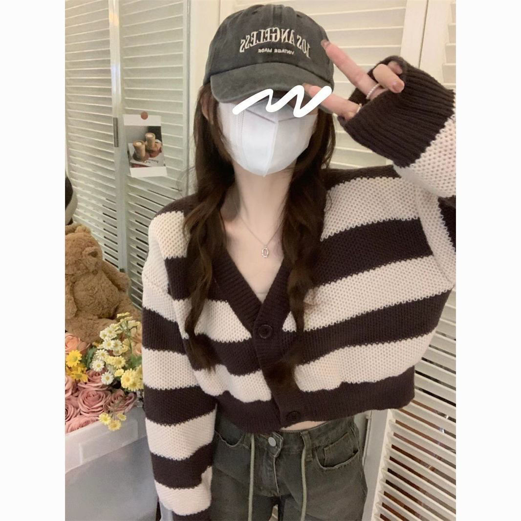 別致條紋V領扣子毛衣外套女開衫小個子早春寬鬆溫柔短款針織上衣