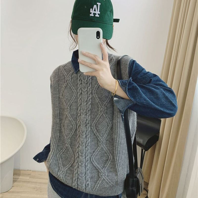 Retro round neck twist sweater vest for women autumn and winter layered loose outer waistcoat lazy style knitted top