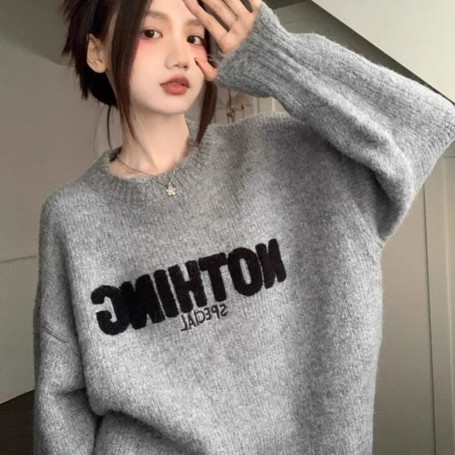 灰色字母刺繡圓領長袖針織衫女秋冬季寬鬆軟糯慵懶風套頭外穿毛衣