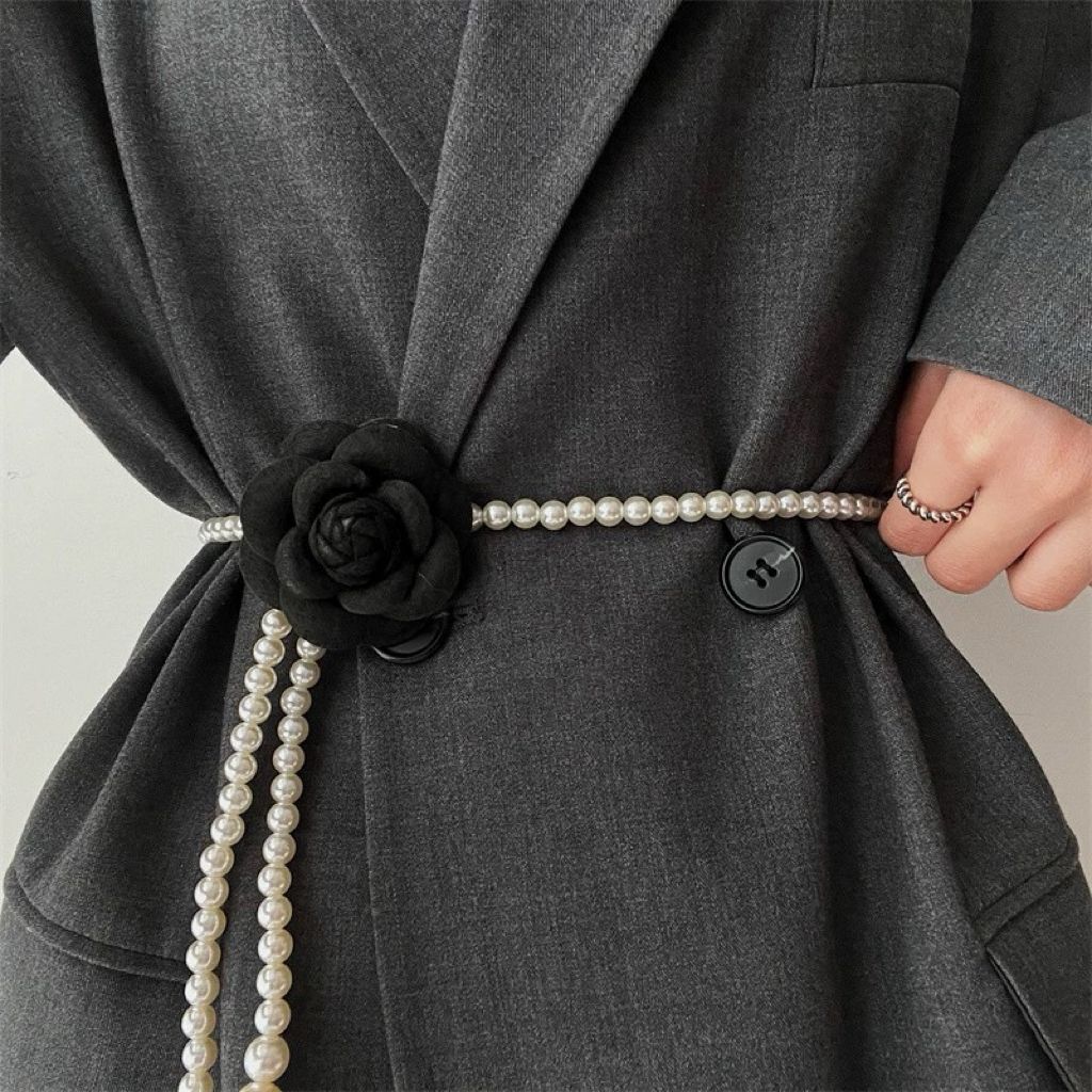 Instagram style black white camellia belt accessories with a luxurious versatile floral pearl waist chain and skirt_voghion.com