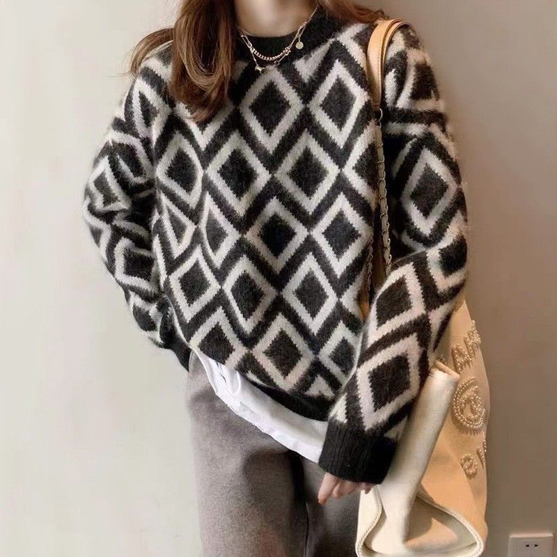 Retro black and white rhombus knitted sweater 2023 autumn and winter new round neck loose lazy style outer wear thickened sweater for women