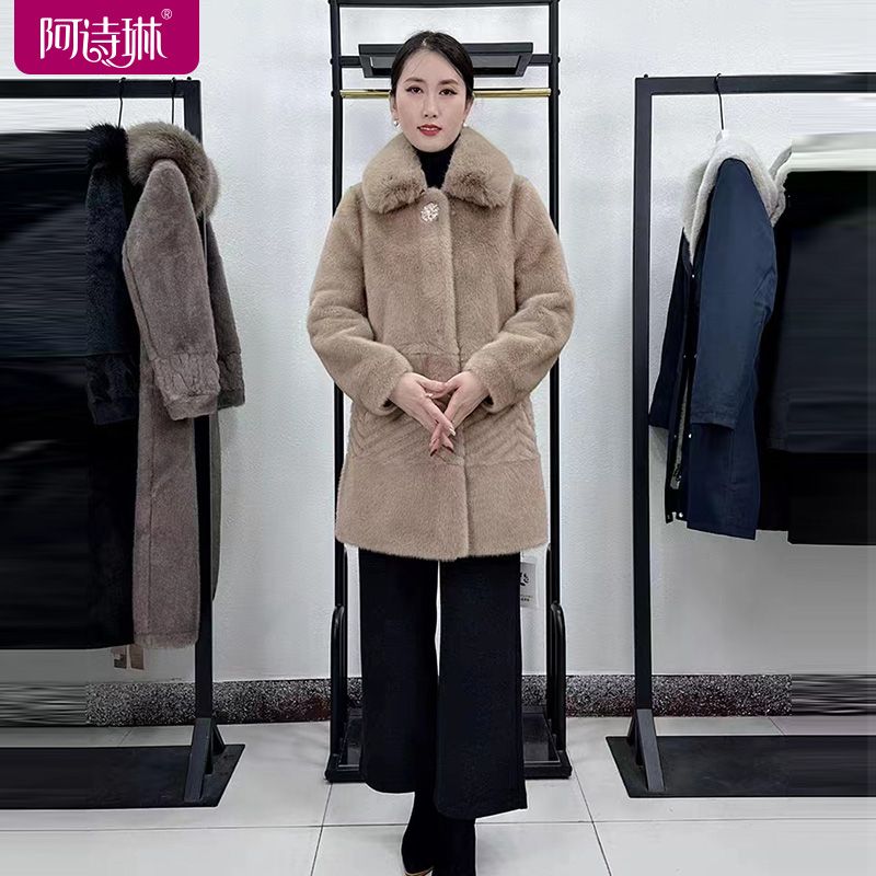 Fur one-piece coat for women 2023 new high-end middle-aged and elderly mothers hooded fur collar Haining fur coat winter style