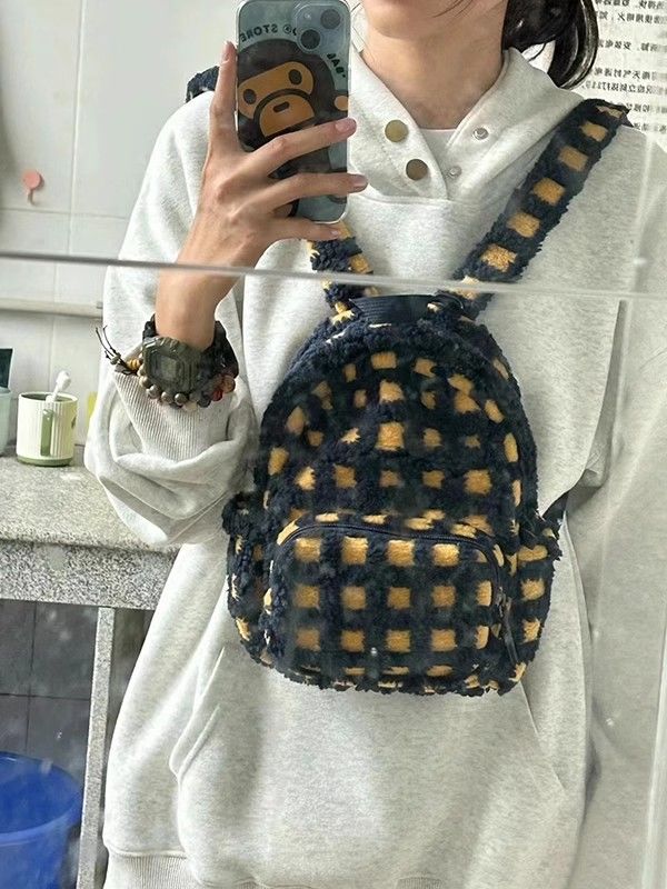 可愛格子毛絨雙肩包復古秋冬小蜜蜂羊羔毛背包早八通勤上課包書包