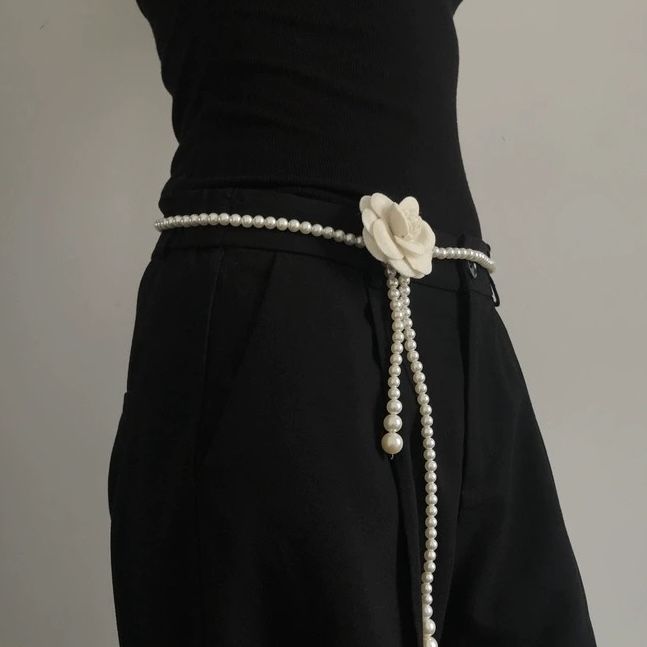 Instagram style black white camellia belt accessories with a luxurious versatile floral pearl waist chain and skirt_voghion.com