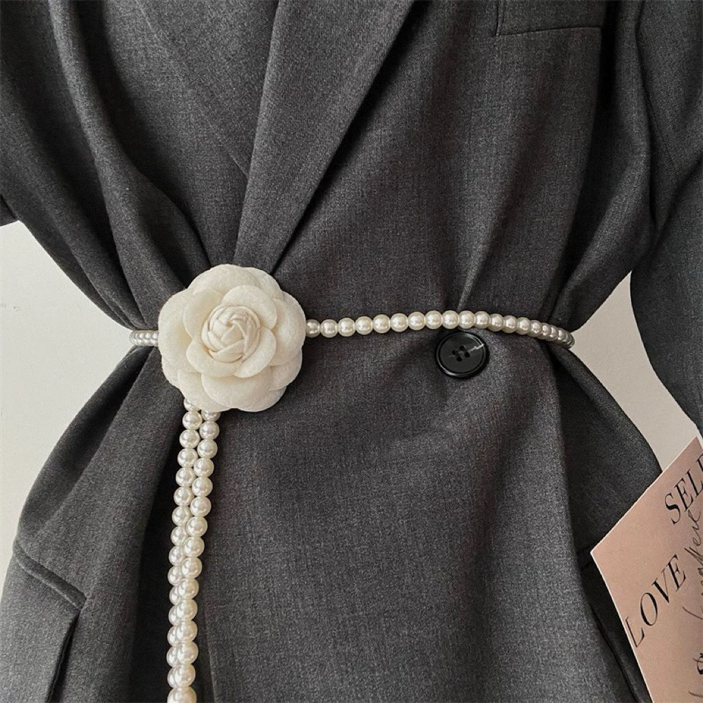 Instagram style black white camellia belt accessories with a luxurious versatile floral pearl waist chain and skirt_voghion.com