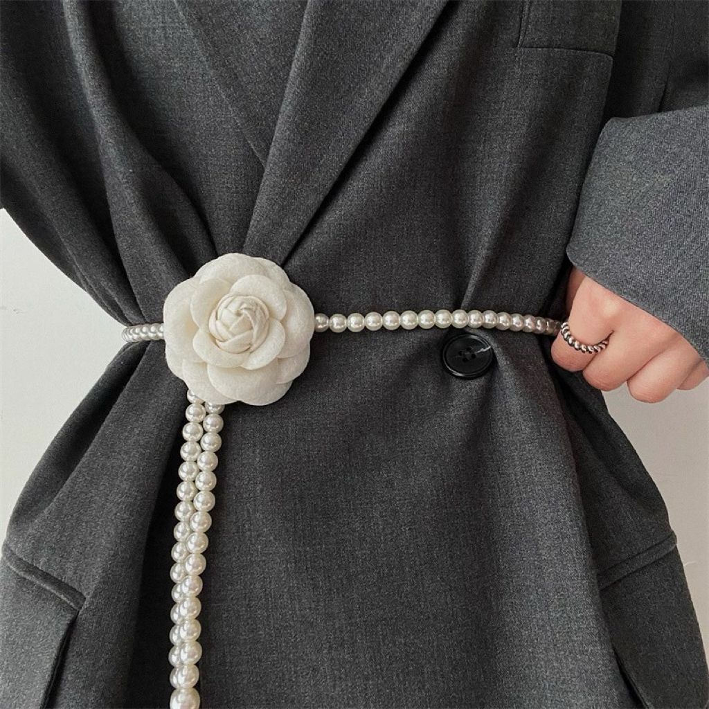 Instagram style black white camellia belt accessories with a luxurious versatile floral pearl waist chain and skirt_voghion.com