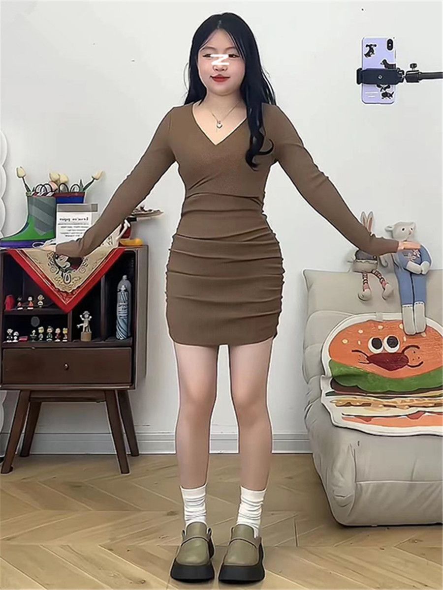 復古辣妹褶皺V領連衣裙女秋冬新款收腰修身顯瘦內搭打底包臀短裙