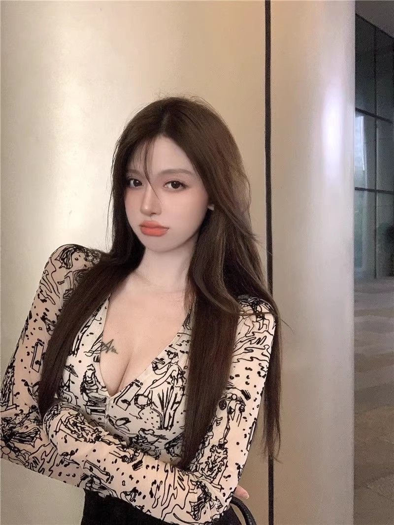 時尚性感大V領女士緊身收腰打底衫春秋洋氣短款顯胸大顯瘦上衣冬