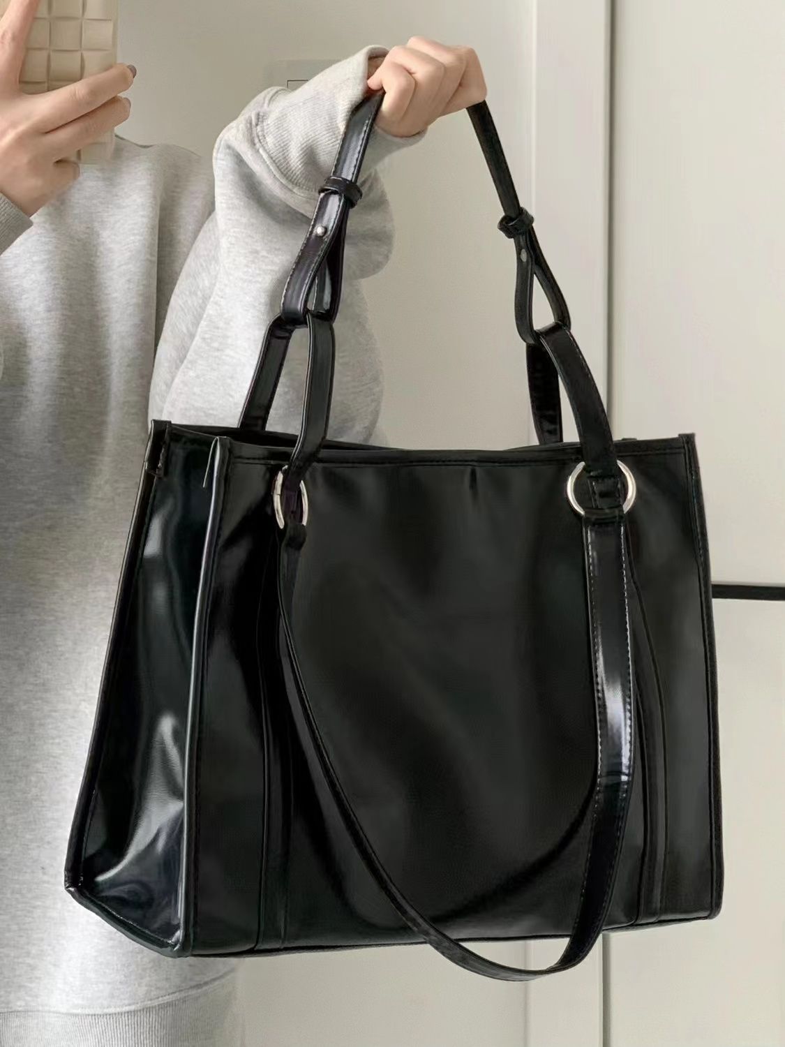 Simple retro high-end textured commuter bag for women 2023 new large-capacity portable tote bag