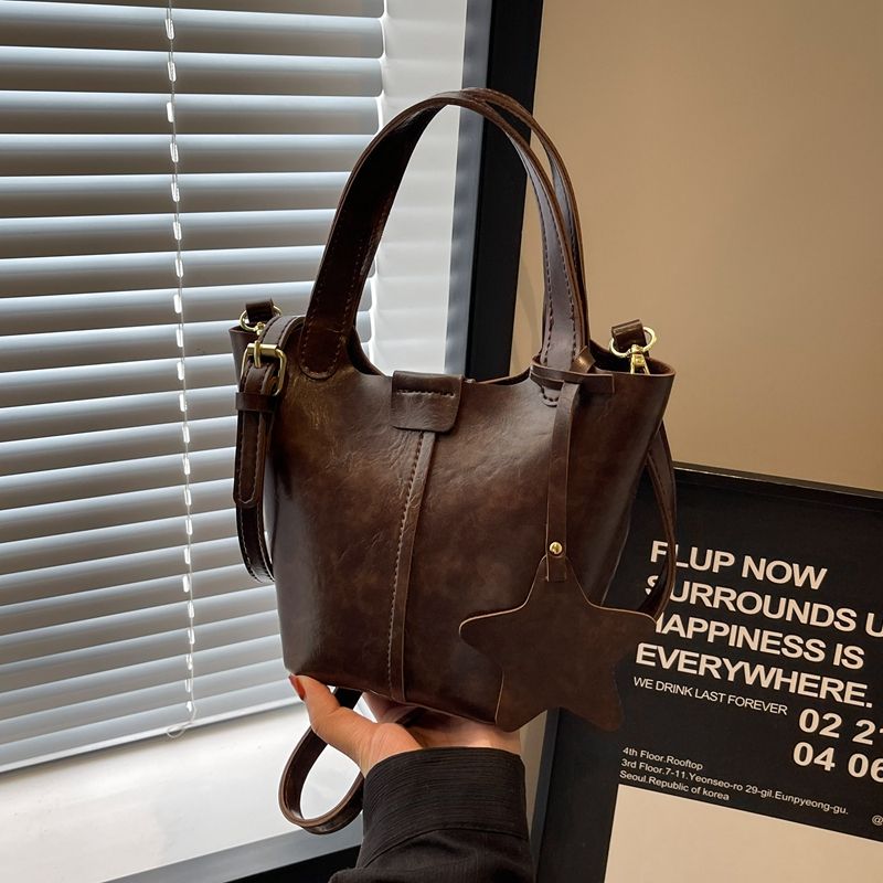 French niche fashion versatile handheld small bag for women 2023 new autumn and winter shoulder bag foreign style crossbody bucket bag