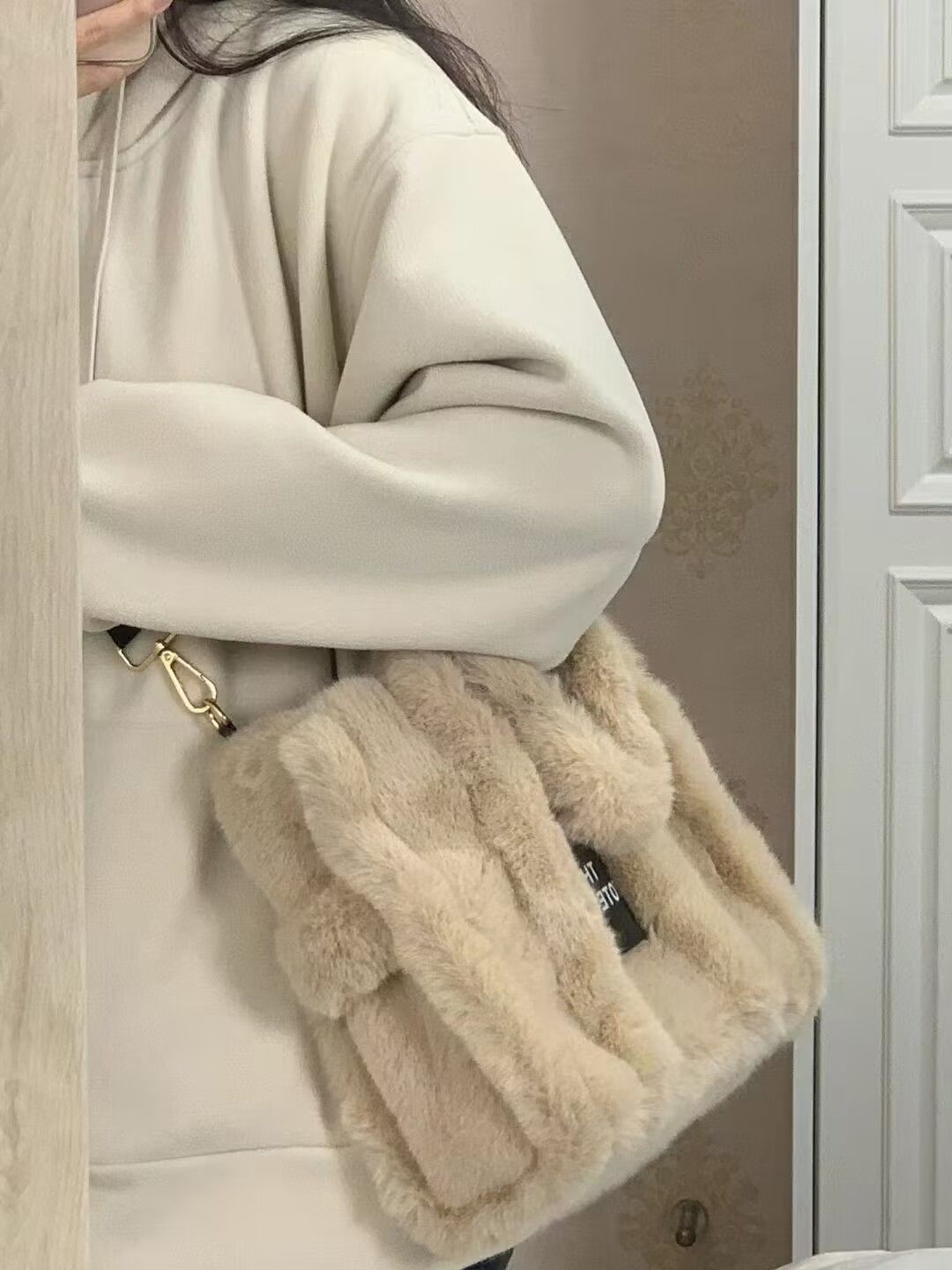 2022 Winter New Cute Furry Handbag Large Capacity Casual Versatile Shopping Commuting Crossbody Tote Plush Bag