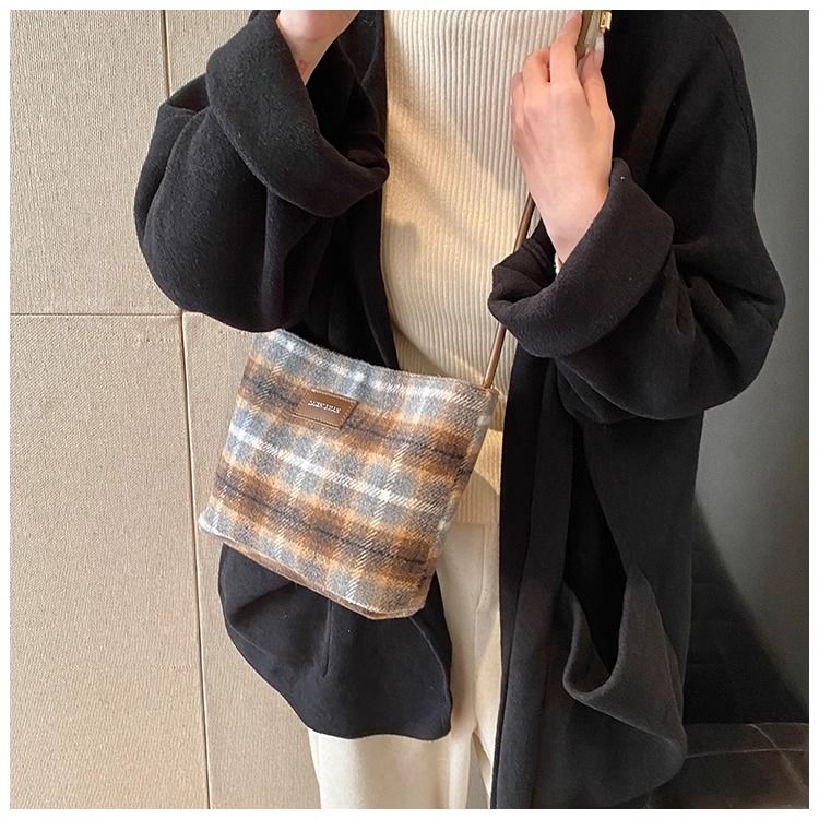 FOUR ONE Wollplaid für Damen, neues Nischendesign, handgefertigte Umhängetasche mit Frachtbrief, vielseitige Achseltasche_voghion.com