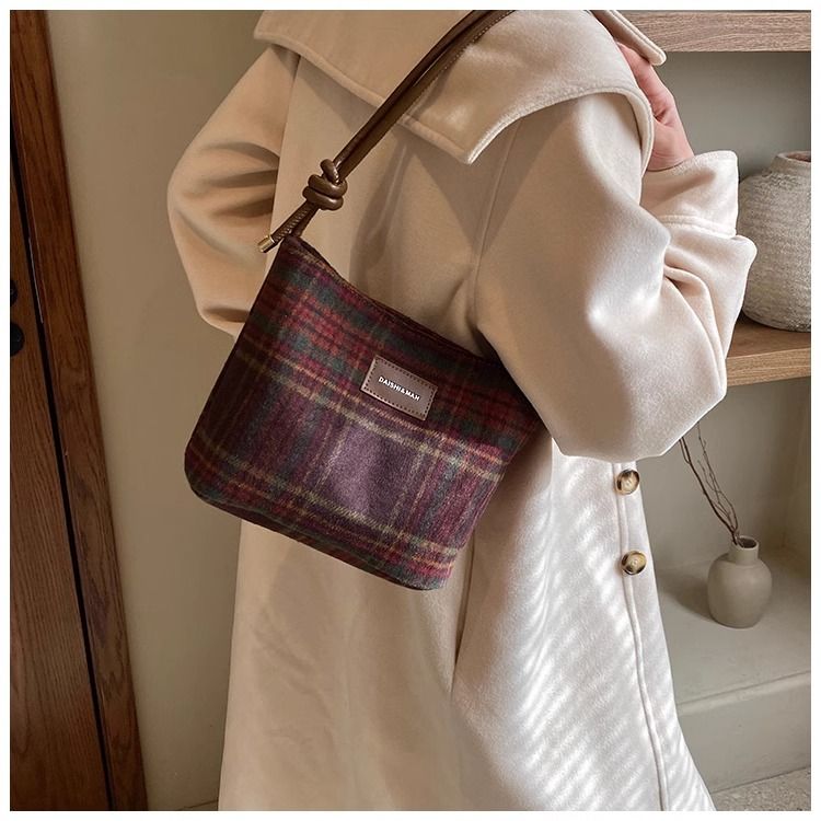 FOUR ONE Wollplaid für Damen, neues Nischendesign, handgefertigte Umhängetasche mit Frachtbrief, vielseitige Achseltasche_voghion.com