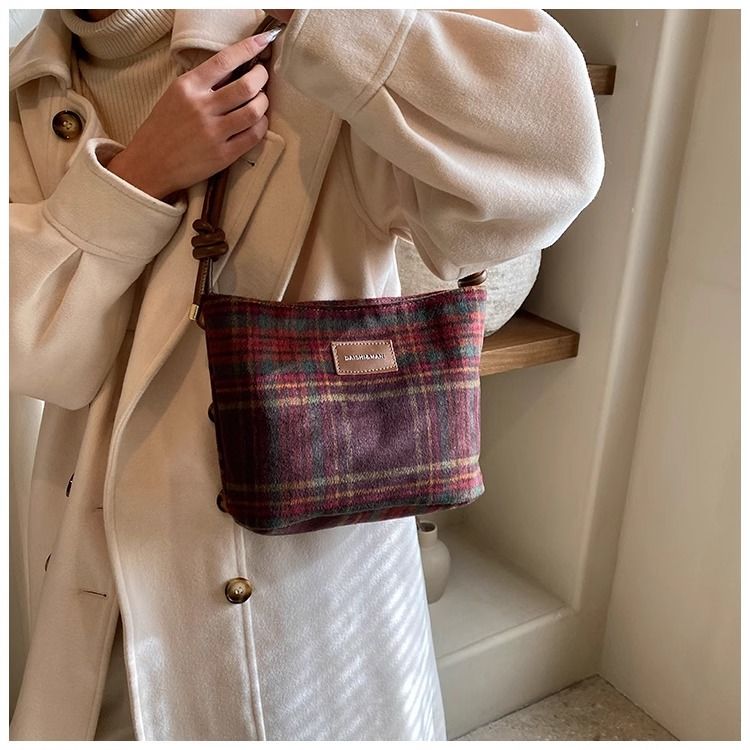 FOUR ONE Wollplaid für Damen, neues Nischendesign, handgefertigte Umhängetasche mit Frachtbrief, vielseitige Achseltasche_voghion.com